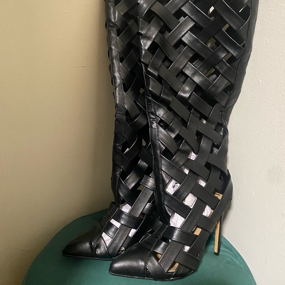 WOVEN DETAIL CAGED POINTED TOE HEEL KNEE HIGH ANKLE BOOT IN BLACK FAUX LEATHER - Picture 4 of 6